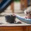Dziewczynka bawi się w piaskownicy zestawem piaskowym na placu zabaw.