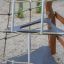 Drewniane stopnie Tipi I na placu zabaw z linami i metalowymi łącznikami.
