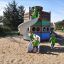 Dzieci na spiralnej zjeżdżalni na placu zabaw Lars Laj
