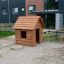 drewniany domek na placu zabaw na osiedlu mieszkaniowym