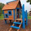 kolorowy domek z drewna modrzewiowego i robinii na placu zabaw na campingu