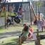 Dzieci na placu zabaw Lars Laj z huśtawką z dwiema oponami
