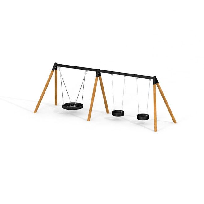 Huśtawka potrójna z drewnianą konstrukcją i różnymi siedziskami dla dzieci.