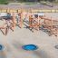 drewniany plac zabaw lars laj na plaży