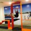 Mężczyzna ćwiczący na pomarańczowym sprzęcie do gimnastyki Fitness Serpentyna I w przestrzeni public