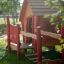 kolorowy domek z drewna na plac zabaw w ogrodzie