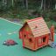 kolorowa chatka z drewna na placu zabaw w przedszkolu