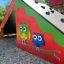 Kolorowy namiot dziecięcy z wizerunkiem sów na placu zabaw.