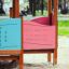 Plac zabaw Epsilon z zjeżdżalnią, drabinkami i różnymi mechanizmami wspinaczkowymi na piasku w otocz