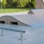 Betonowy skate park, rampa na pierwszym planie.