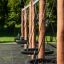 Dwie huśtawki na plac zabaw, model Double Swing Robinia (BNS 120), stabilne słupki z drewna robinia.