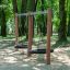 Dwie huśtawki na plac zabaw, model Double Swing Robinia (BNS 120), stabilne słupki z drewna robinia.