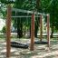 Dwie huśtawki na plac zabaw, model Double Swing Robinia (BNS 120), stabilne słupki z drewna robinia.
