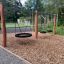 Drewniana huśtawka Double Robinia Swing Nature 1 + 2 (BNS 120 cm) na placu zabaw.