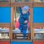 chłopiec bawiący się na małym statku na placu zabaw