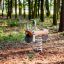 akacjowy bujak sprężynowy dla dzieci na placu zabaw w lesie