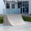 Quarter-Pipe high dla sportów ekstremalnych na zewnątrz.