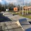 Spine-Ramp w parku skateparku z różnymi rampami dla deskorolki