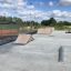 Moduł skateparku Spine-Ramp na zewnętrznym terenie sportowym.