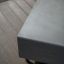 Stolik kawowy z betonu InsideOut Concrete na drewnianym tarasie