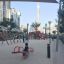 metalowa huśtawka wagowa na placu zabaw w Dubaju