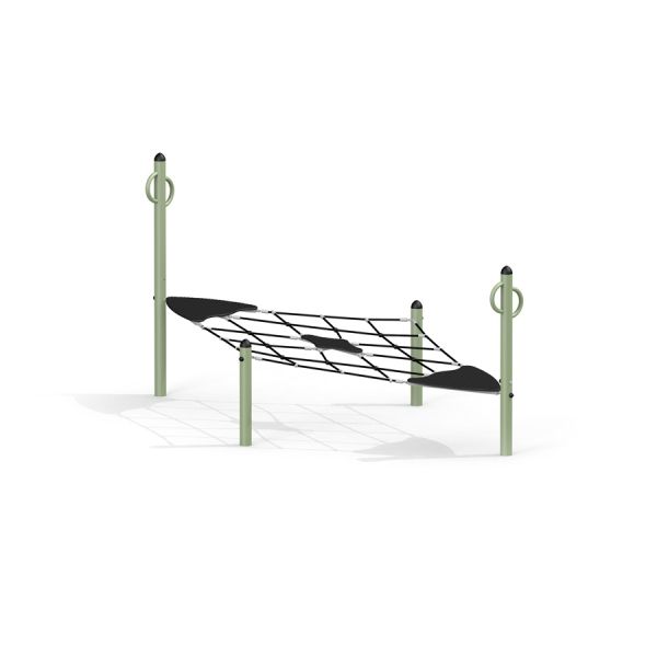 Siatka romb na plac zabaw z czterema metalowymi słupkami.