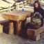 Dziewczyna siedzi na Ławce/stole Natura
