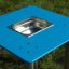 Niebieski stolik do zabaw z piaskiem i wodą dla dzieci – Stolik z pojemnikiem z linii Wonderland 123