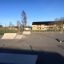 Skatepark na placu zabaw z rampami i przeszkodami w słoneczny dzień.