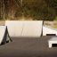 Modułowy plac zabaw o strukturze skateparku z rampami dla dzieci.