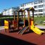 Kolorowy plac zabaw Smart z zjeżdżalnią, ścianką wspinaczkową i domkiem.