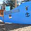 Niebieski kadłub statki firmy Lars Laj, producenta placów zabaw dla dzieci