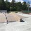 Skatepark Fun Box 13 z różnorodnymi przeszkodami i rampami na zewnątrz.