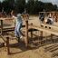 Dzieci bawiące się na drewnianym placu zabaw firmy Lars Laj, w którego skład wchodzi zestaw Poligon 