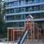 Nowoczesny plac zabaw Odkrywca z zjeżdżalnią i ścianką wspinaczkową w nadmorskim hotelu.
