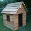 drewniany domek dla dzieci do zabawy w ogrodzie