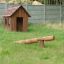 drewniany domek na naturalny plac zabaw