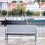 Sofa Kyoto HPL umieszczona na nabrzeżu z widokiem na rzekę i kolorowe kamienice.
