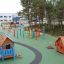 kolorowe domki i urządzenie do wspinaczki na placu zabaw w przedszkolu