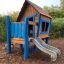 kolorowy domek z drewna ze zjeżdżalnią na plac zabaw dla młodszych dzieci