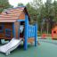 kolorowe domki z drewna na placu zabaw w przedszkolu