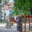 Dzieci bawiące się na kolorowym placu zabaw Ptasie Gniazdo z Wieżą Logo (BNS 90 cm) w parku.
